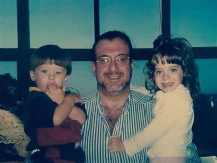 Alec Benjamin sister: Meet Alec Benjamin older sister Logan? 1 Alec Benjamin with his father and his sister Logan
