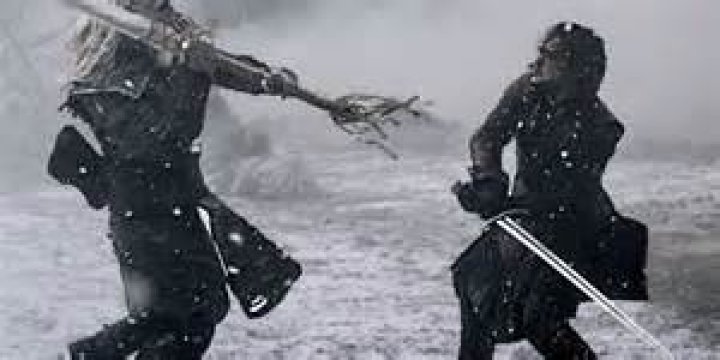 Jon Snow fights a White Walker.