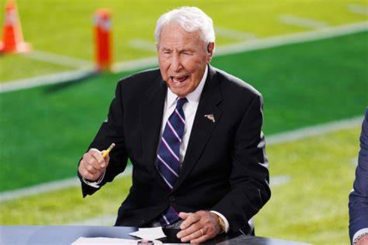 Is Lee Corso still alive? 1 Lee Corso
