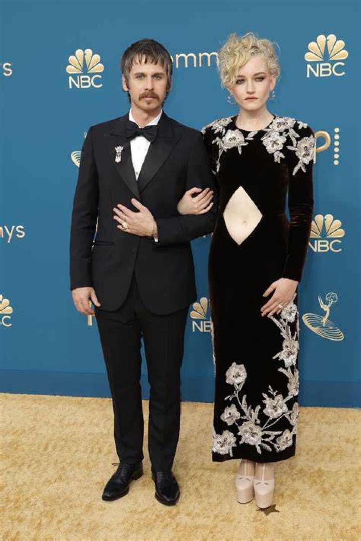 Does Julia Garner have an accent? Why does Julia Garner talk like that? 1 Mark Foster Who is Julia Garner husband