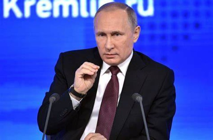 Is Vladimir Putin right or left-handed? 1 Vladimir Putin