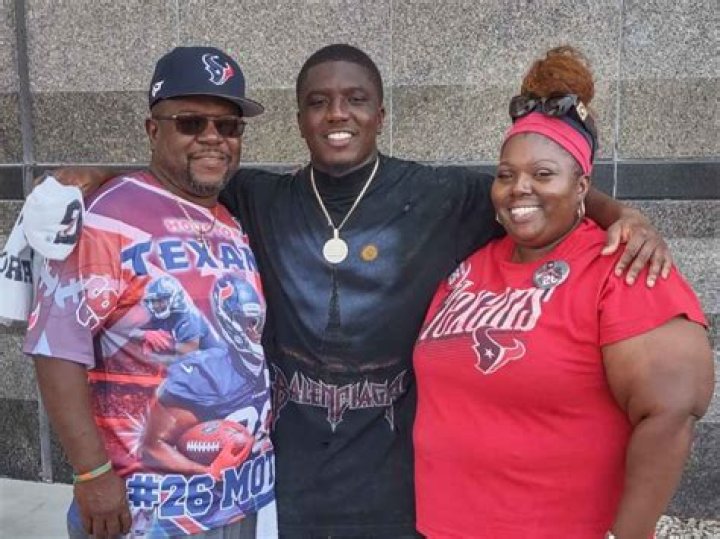 Devin Singletary parents: Devonn Singletary Sr., Sabrina Clark 1 who are devin singletary parents where is devin singletary parents from what is devin singletary parents nationality 6323f4c07b8cc 1663300800