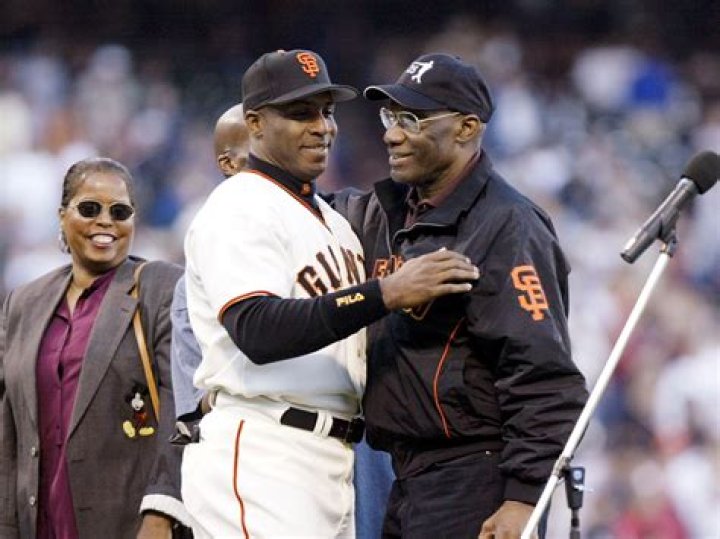 Who is Barry Bonds father? Meet Bobby Bonds 1 Who is Barry Bonds father? Meet Bobby Bonds