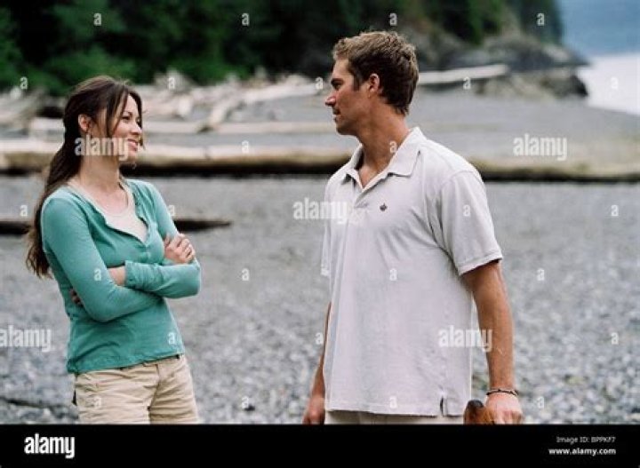 Who plays Katie Eight Below?